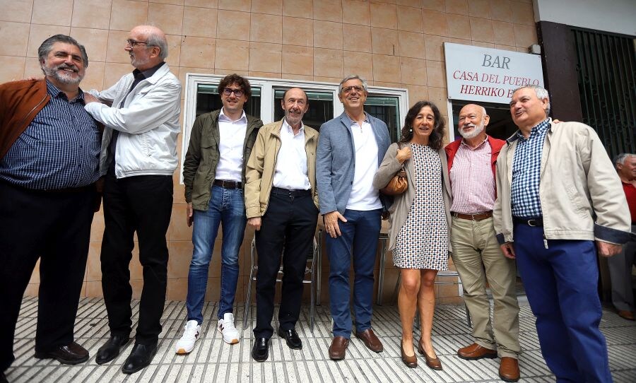 Alfredo Pérez Rubalcaba ha reconocido este sábado 16 en Errenteria el «coraje» de los «héroes» socialistas vascos que resistieron a ETA y contribuyeron así a su «derrota».