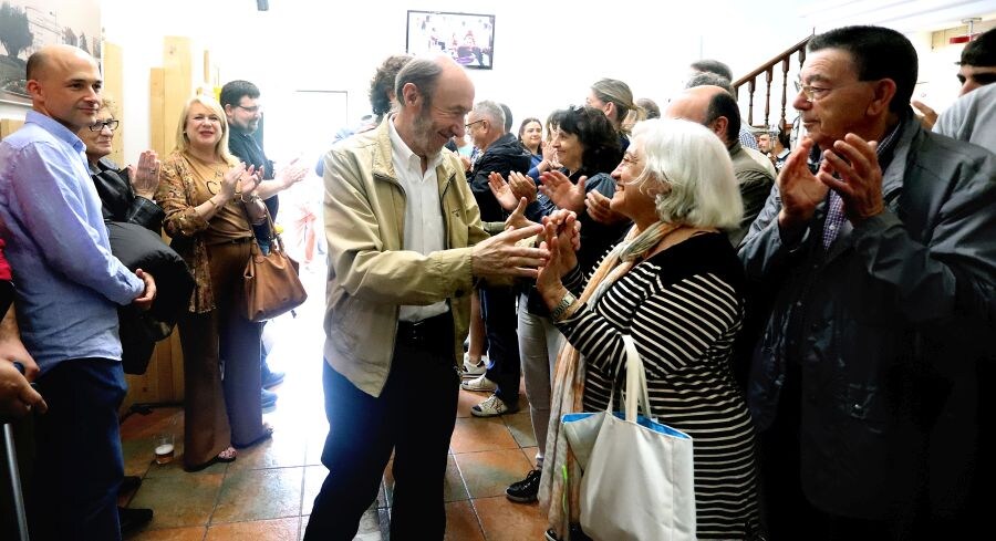 Alfredo Pérez Rubalcaba ha reconocido este sábado 16 en Errenteria el «coraje» de los «héroes» socialistas vascos que resistieron a ETA y contribuyeron así a su «derrota».