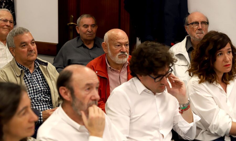 Alfredo Pérez Rubalcaba ha reconocido este sábado 16 en Errenteria el «coraje» de los «héroes» socialistas vascos que resistieron a ETA y contribuyeron así a su «derrota».