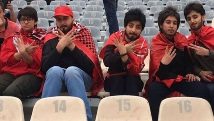 Mujeres disfrazadas para asistir a un partido de fútbol en Irán.