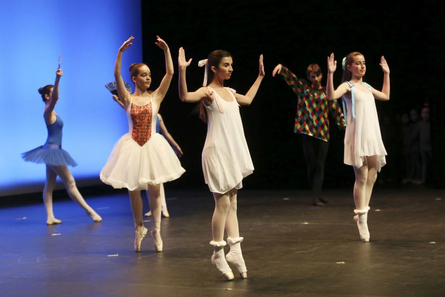 El festival que la Escuela de Danza María Teresa Fagoaga ha celebrado en el Kursal se ha convertido en un sentido homenaje a las hermanas Maite y María Jesús Fagoaga, fundadoras hace 60 años de la que fue la primera escuela de ballet de San Sebastián. 