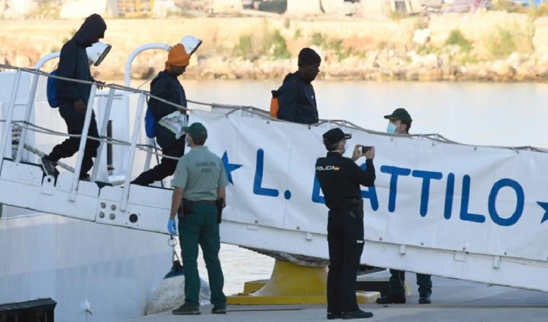 Aplausos y muestras de alegría de los inmigrantes a su llegada a España