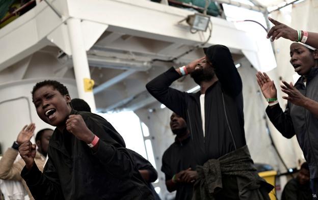 Una joven canta y baila ayer en la cubierta del 'Aquarius' mientras se aproximan a Valencia. 