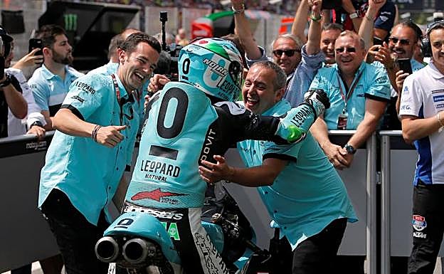 Bastianini gana y Bezzecchi aprovecha el error de Martín