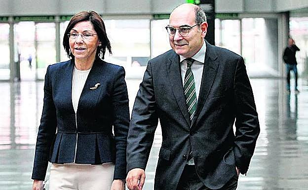 Darpón llegó acompañado de María Jesús Múgica.