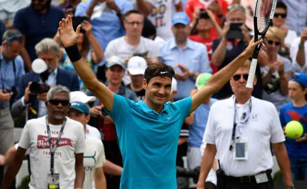 Federer celebra su victoria en Stuttgart.