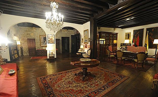 Olaso dorreko egongeletako bat. Arrano beltzaren bandera horia ikusten da, Telesforok diseinaturiko sinboloa.