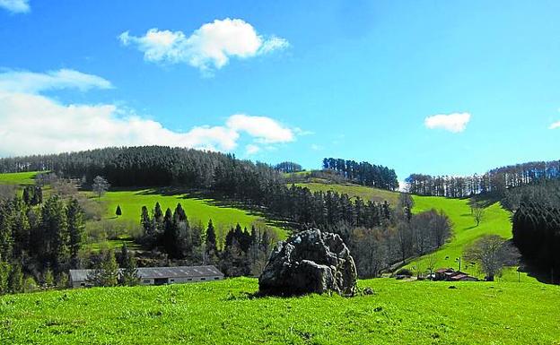 Dolmen de Larrarte, de camino a la cima.