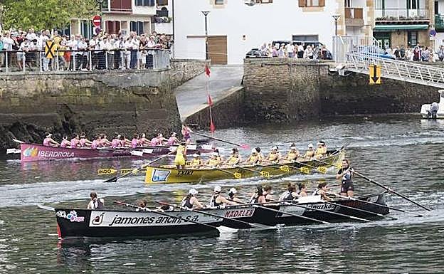 Traineras de la liga Euskotren, en plena regata. 