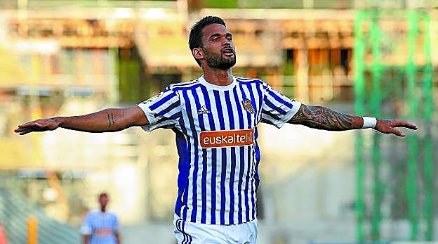 Willian José celebra el gol que le hizo al Atlético de Madrid en Anoeta en abril, uno de los quince que el brasileño ha marcado esta temporada.