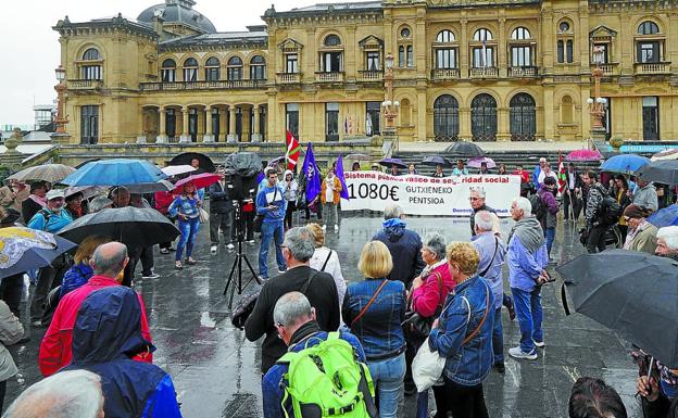 Los pensionistas donostiarras se concentraron ayer, otro lunes más, ante el Ayuntamiento para reclamar unas prestaciones dignas.
