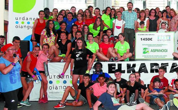 Representantes del Instituto Oianguren durante la entrega a Aspanogi, el año pasado en la Plaza. 