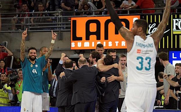 Jugadores y técnicos del Real Madrid celebran el 34º título de Liga en Vitoria. 