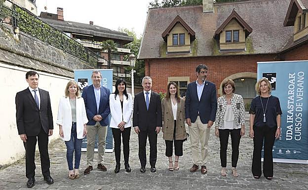 Los representantes institucionales y académicos, en el Palacio Miramar.