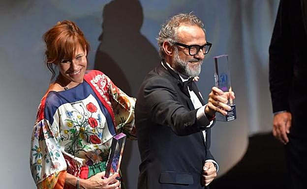 El chef Massimo Bottura muestra el trofeo que acredita su Osteria Francescana como mejor restaurante del mundo. 