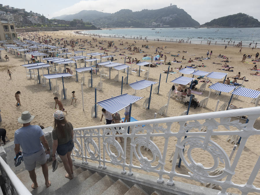 Tras semanas de lluvia, el sol por fin hizo acto de presencia y animó al público para tomar los primeros rayos de sol