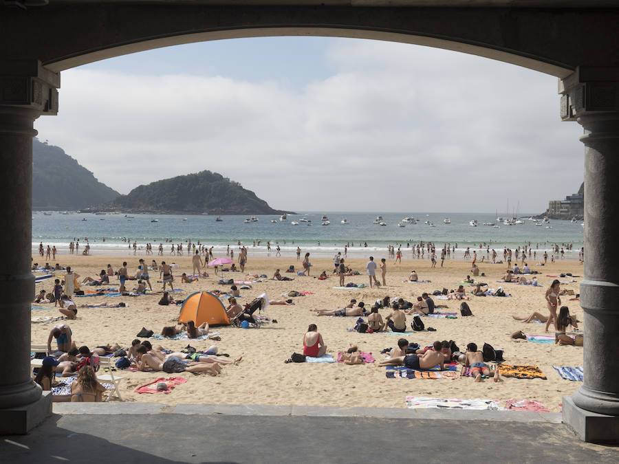 Tras semanas de lluvia, el sol por fin hizo acto de presencia y animó al público para tomar los primeros rayos de sol