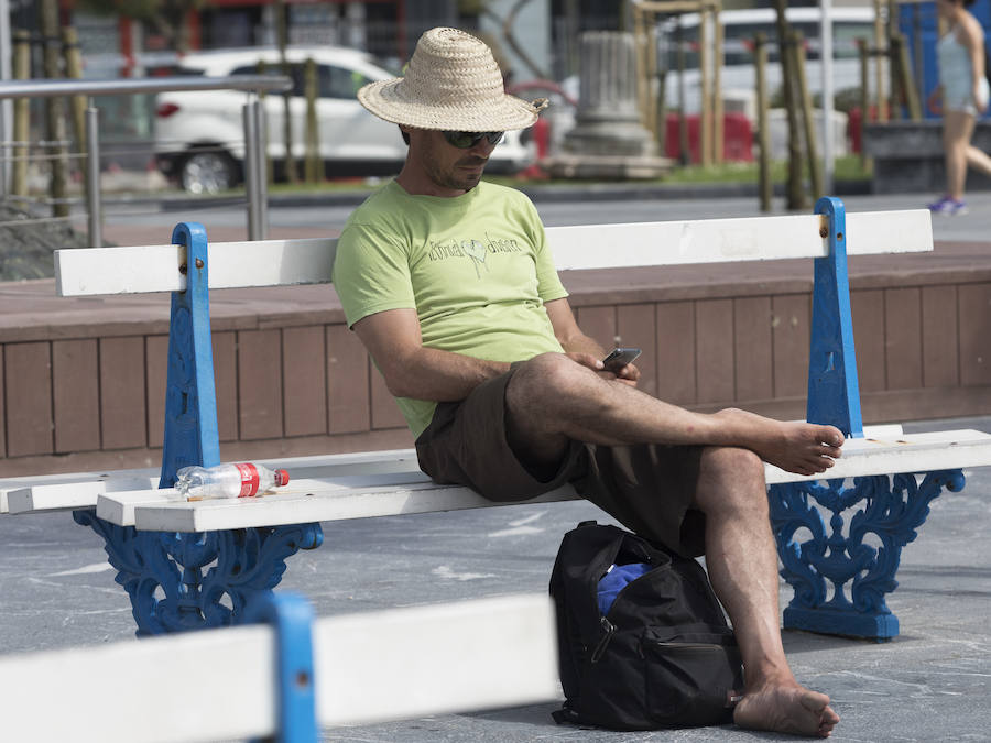 Tras semanas de lluvia, el sol por fin hizo acto de presencia y animó al público para tomar los primeros rayos de sol