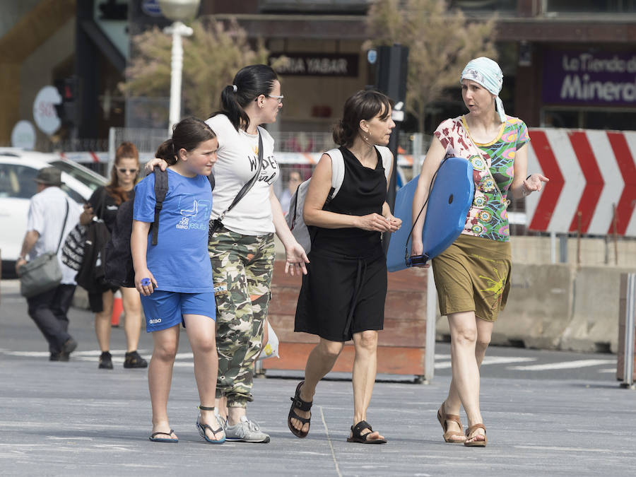 Tras semanas de lluvia, el sol por fin hizo acto de presencia y animó al público para tomar los primeros rayos de sol