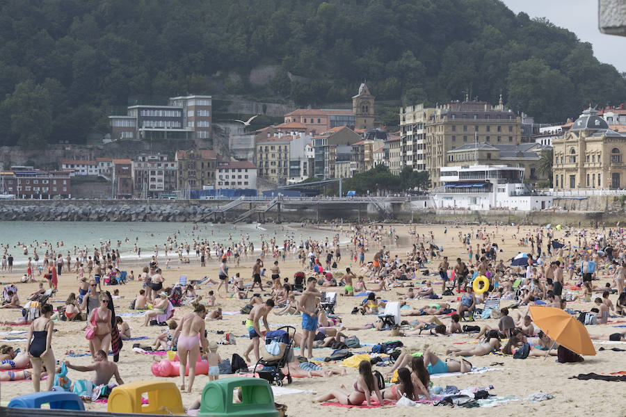 Tras semanas de lluvia, el sol por fin hizo acto de presencia y animó al público para tomar los primeros rayos de sol