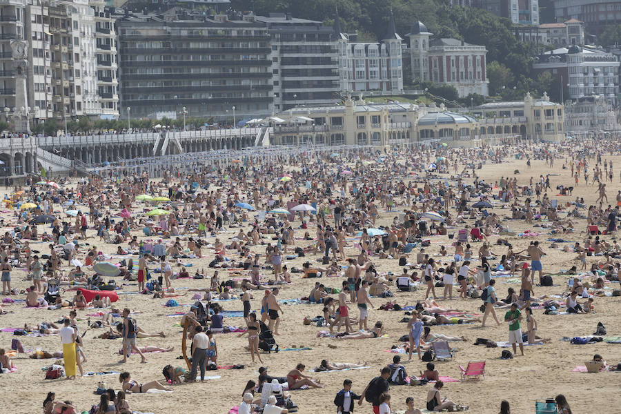 Tras semanas de lluvia, el sol por fin hizo acto de presencia y animó al público para tomar los primeros rayos de sol