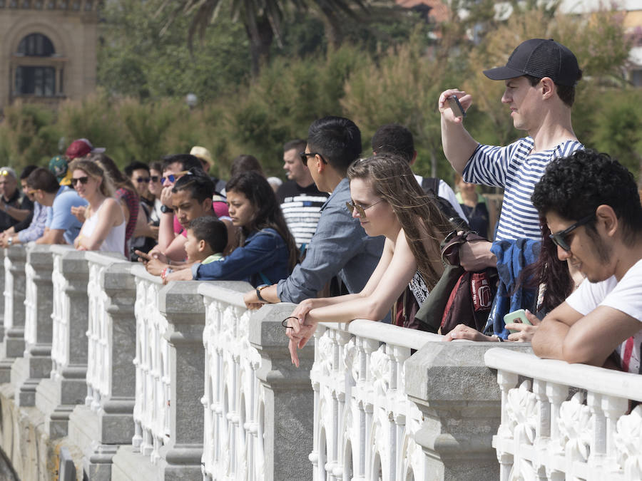 Tras semanas de lluvia, el sol por fin hizo acto de presencia y animó al público para tomar los primeros rayos de sol