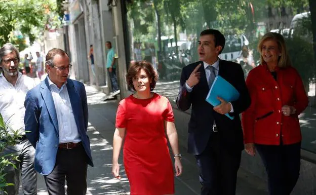 Alfonso Alonso acompaña a Sáenz de Santamaría,José Luis Ayllón y Fátima Báñez, a la salida de la sede madrileña del PP