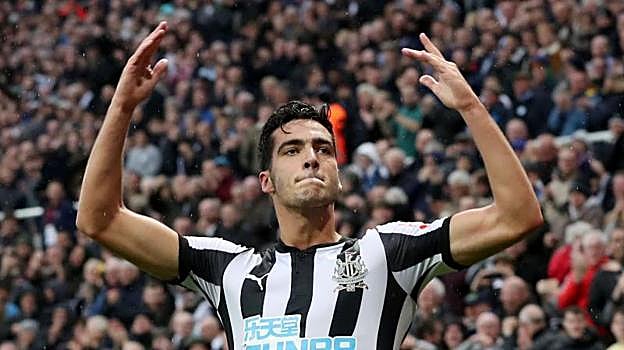 Mikel Merino celebra un gol con el Newcastle. 