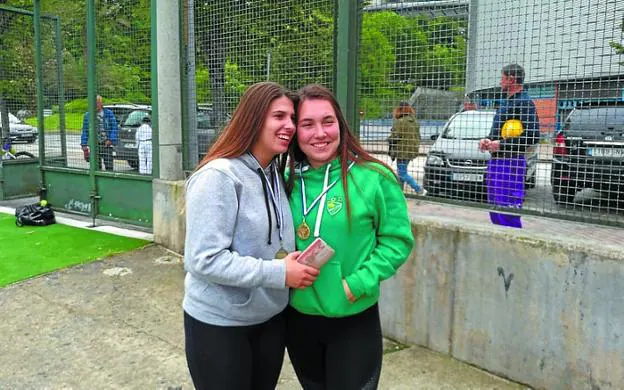 Las atletas Maider Artola y Ainhoa Toledo. 