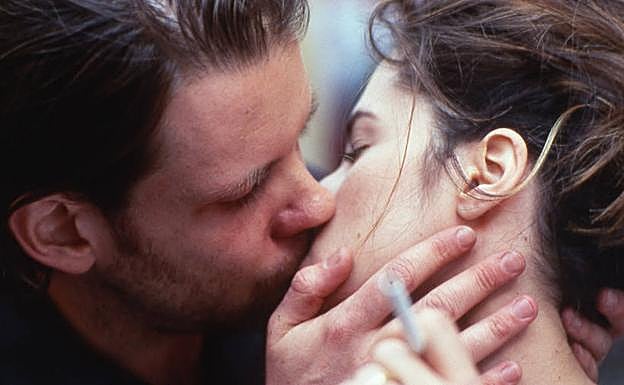 Imagen principal - Thomas Jay Ryan, James Urbaniak y Parker Posey en diversas escenas de 'Henry Fool' (1997).