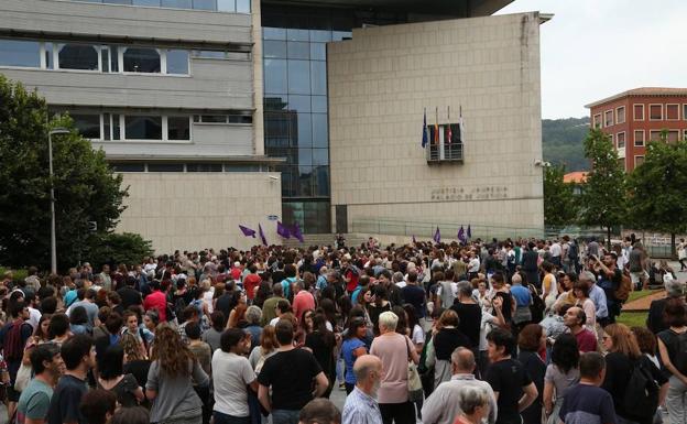 La concentración frente al Palacio de Justicia de San Sebastián contra la libertad provisional para 'La Manada'.