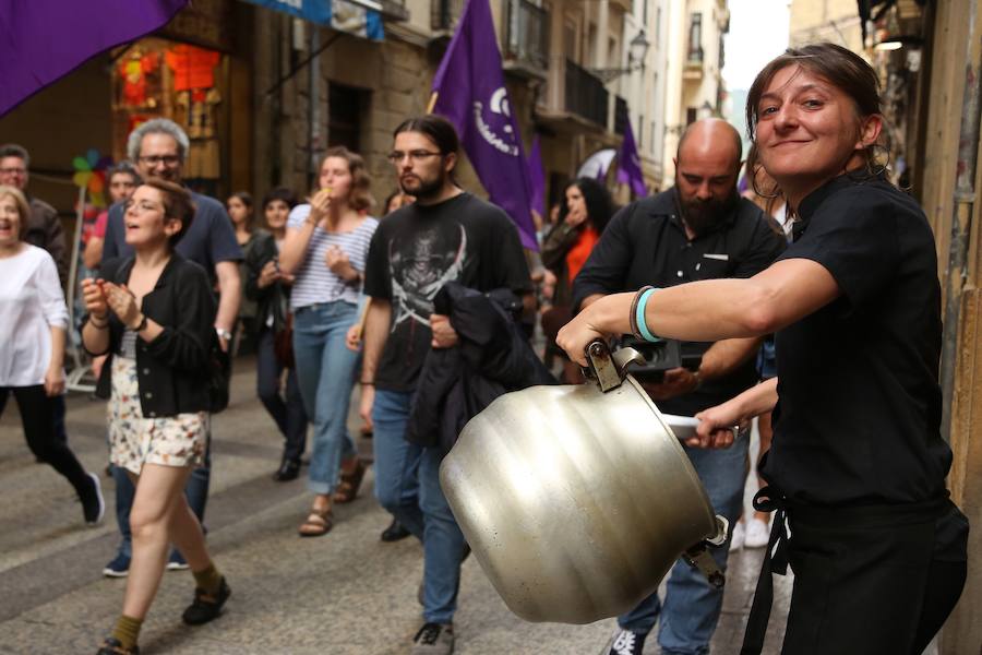 Miles de personas han participado este jueves por la tarde en una protesta multitudinaria por la libertad provisional decretada por la Audiencia de Navarra por los miembros de 'La Manada' acusados de abuso sexual en los San Fermín de 2016.