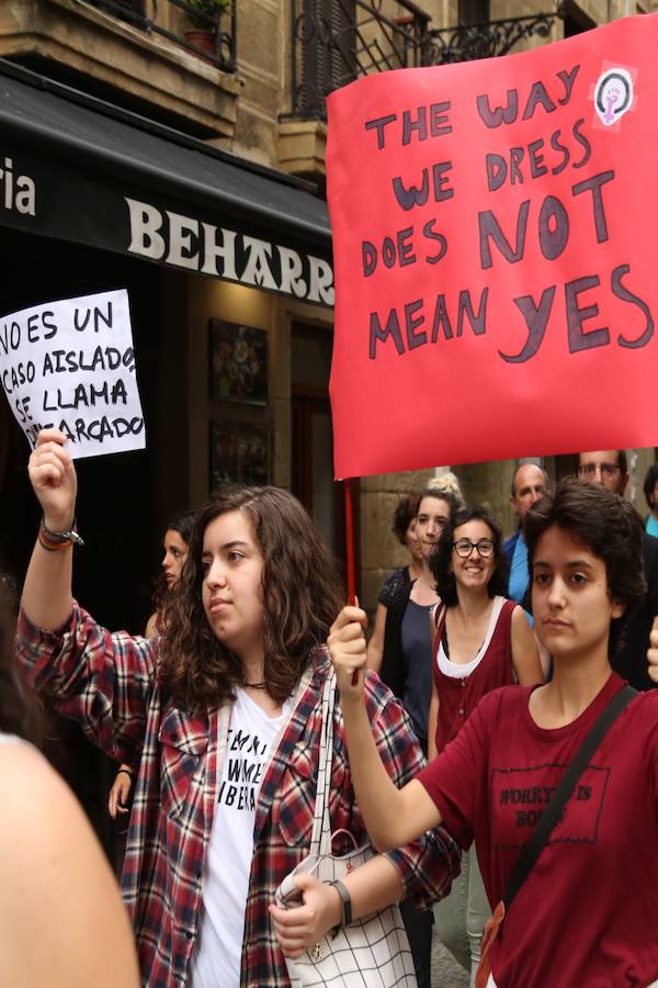 Miles de personas han participado este jueves por la tarde en una protesta multitudinaria por la libertad provisional decretada por la Audiencia de Navarra por los miembros de 'La Manada' acusados de abuso sexual en los San Fermín de 2016.