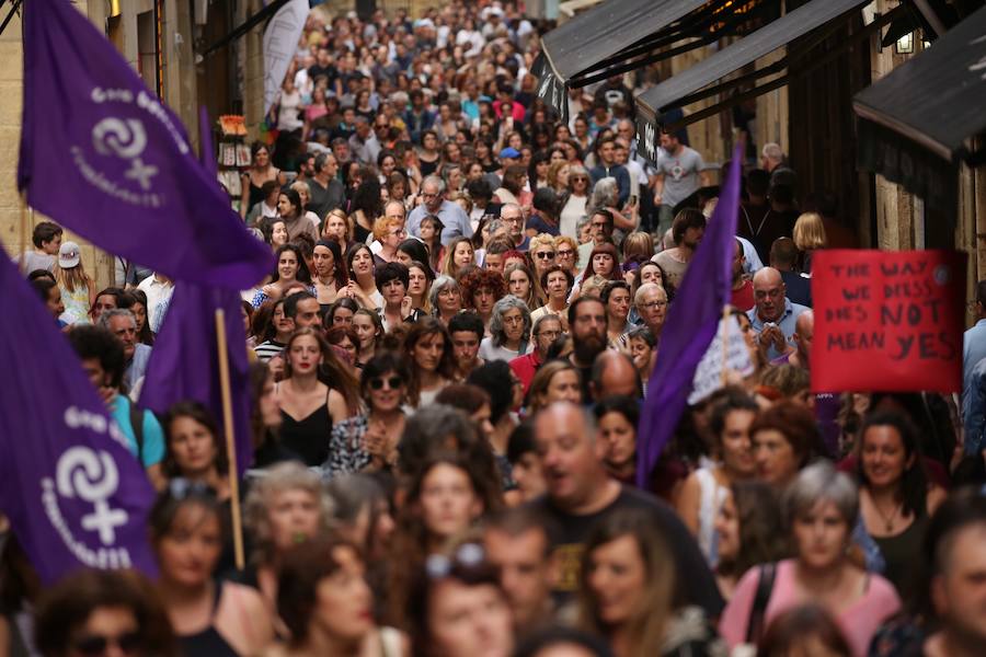 Miles de personas han participado este jueves por la tarde en una protesta multitudinaria por la libertad provisional decretada por la Audiencia de Navarra por los miembros de 'La Manada' acusados de abuso sexual en los San Fermín de 2016.