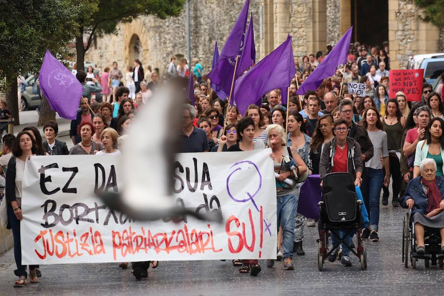 Miles de personas han participado este jueves por la tarde en una protesta multitudinaria por la libertad provisional decretada por la Audiencia de Navarra por los miembros de 'La Manada' acusados de abuso sexual en los San Fermín de 2016.