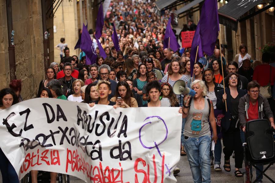 Miles de personas han participado este jueves por la tarde en una protesta multitudinaria por la libertad provisional decretada por la Audiencia de Navarra por los miembros de 'La Manada' acusados de abuso sexual en los San Fermín de 2016.