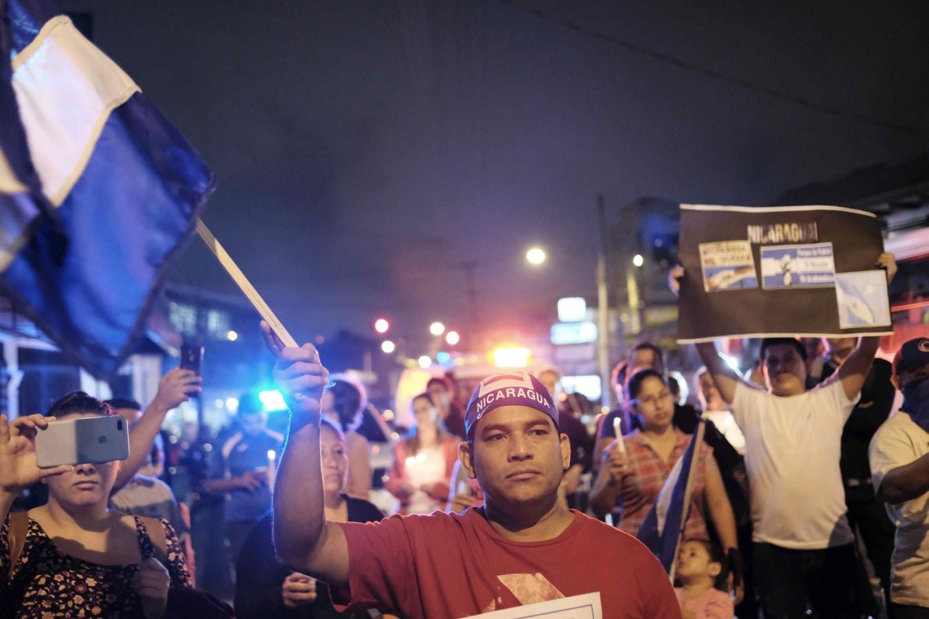 Decenas de nicaragüenses participan en una vigilia tras la muerte de más de 200 personas desde que empezaron las protestas, responsabilizando al gobierno de Daniel Ortega.