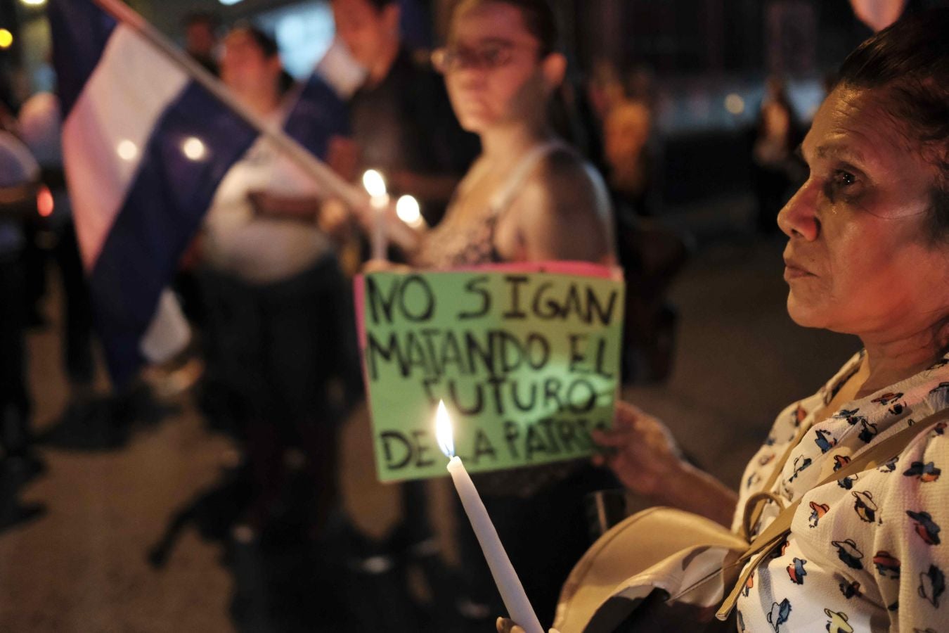 Decenas de nicaragüenses participan en una vigilia tras la muerte de más de 200 personas desde que empezaron las protestas, responsabilizando al gobierno de Daniel Ortega.