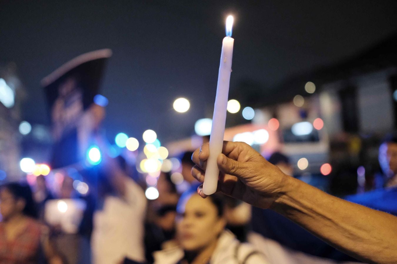 Decenas de nicaragüenses participan en una vigilia tras la muerte de más de 200 personas desde que empezaron las protestas, responsabilizando al gobierno de Daniel Ortega.