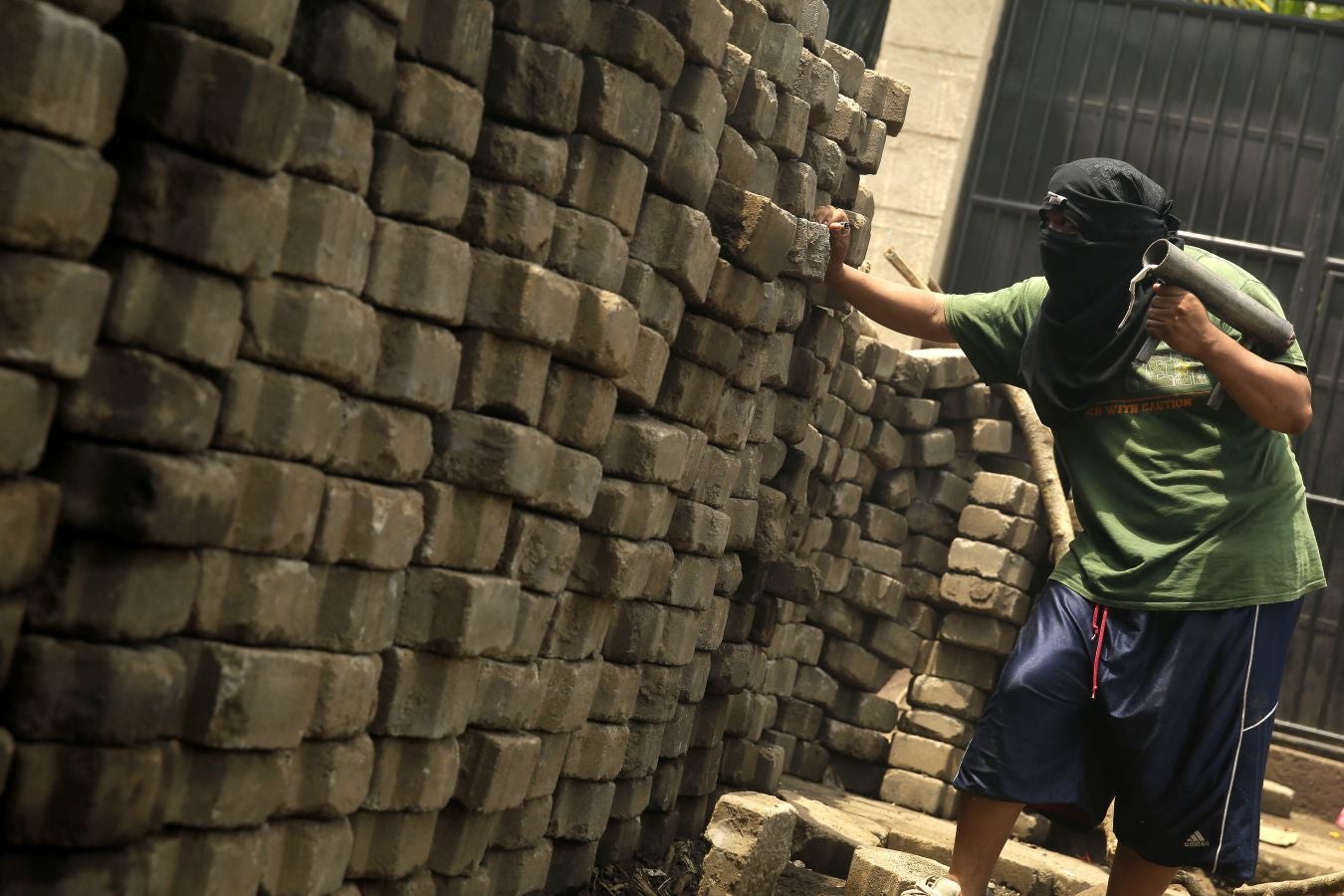 Decenas de nicaragüenses participan en una vigilia tras la muerte de más de 200 personas desde que empezaron las protestas, responsabilizando al gobierno de Daniel Ortega.