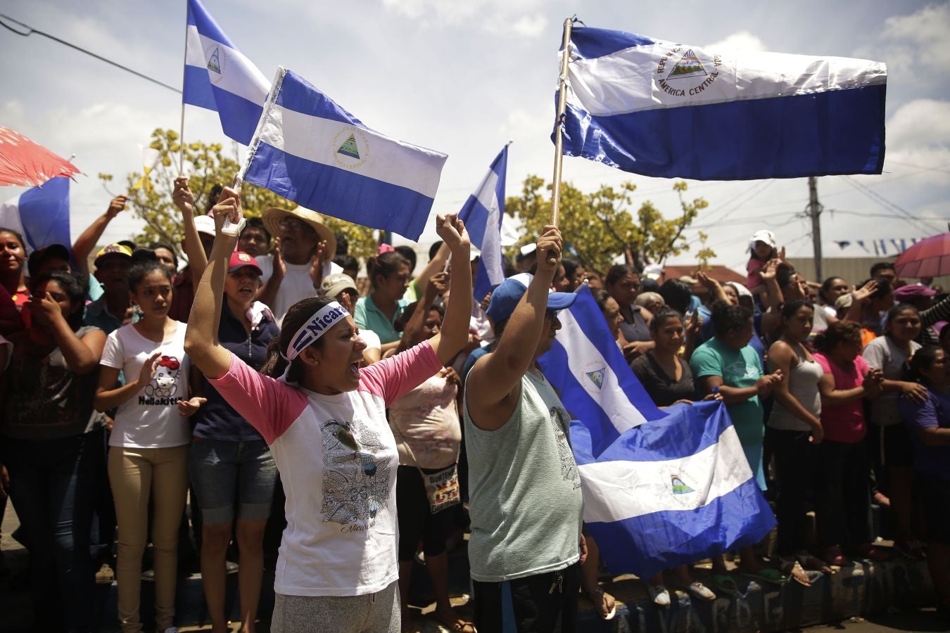 Decenas de nicaragüenses participan en una vigilia tras la muerte de más de 200 personas desde que empezaron las protestas, responsabilizando al gobierno de Daniel Ortega.