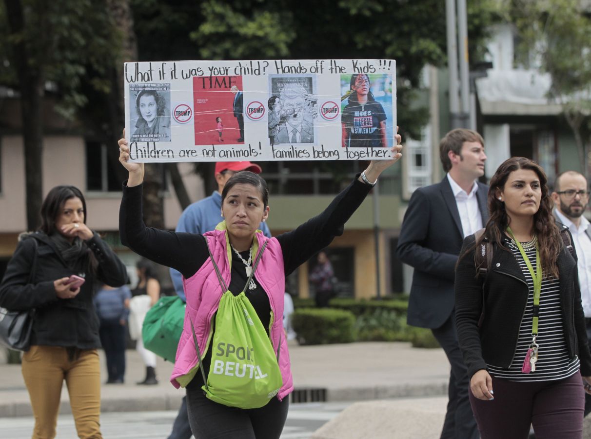 Ciudadanos de Ciudad de México protestan ante la embajada estadounidense contra la política de separación de familias migrantes impulsada por Trump.