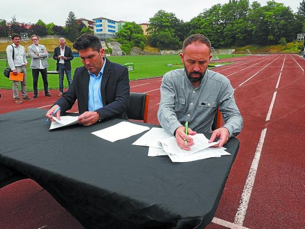 Argixao. Serrano e Itxaso firman el convenio para remodelar la pista de atletismo del estadio. 