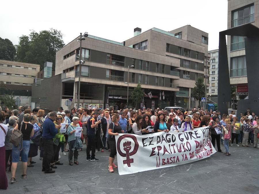 Miles de personas han salido este viernes a las calles en las principales localidades de Gipuzkoa para protestar por la libertad provisional de los cinco miembros de 'La Manada', que ya han abandonado la cárcel.