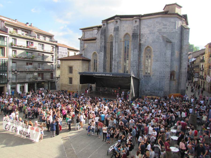Miles de personas han salido este viernes a las calles en las principales localidades de Gipuzkoa para protestar por la libertad provisional de los cinco miembros de 'La Manada', que ya han abandonado la cárcel.