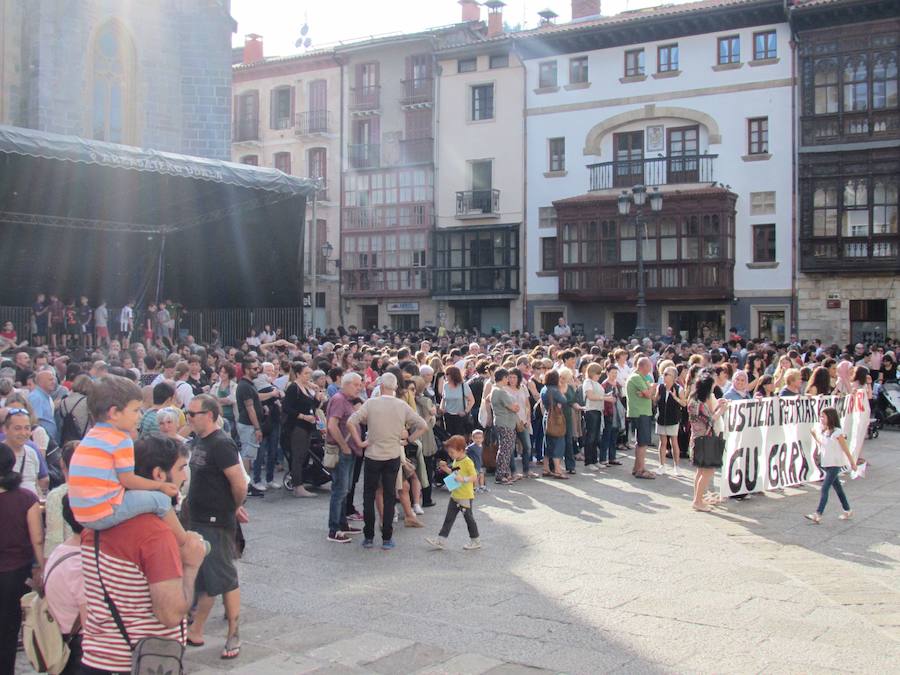 Miles de personas han salido este viernes a las calles en las principales localidades de Gipuzkoa para protestar por la libertad provisional de los cinco miembros de 'La Manada', que ya han abandonado la cárcel.