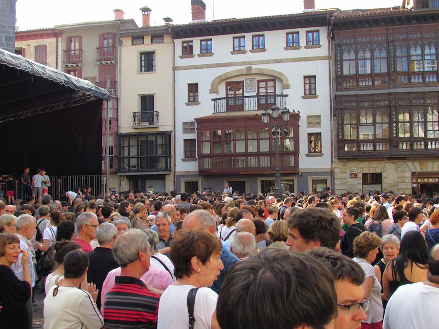 Miles de personas han salido este viernes a las calles en las principales localidades de Gipuzkoa para protestar por la libertad provisional de los cinco miembros de 'La Manada', que ya han abandonado la cárcel.