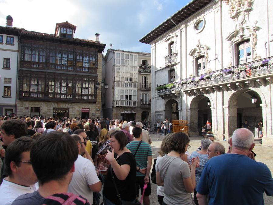 Miles de personas han salido este viernes a las calles en las principales localidades de Gipuzkoa para protestar por la libertad provisional de los cinco miembros de 'La Manada', que ya han abandonado la cárcel.