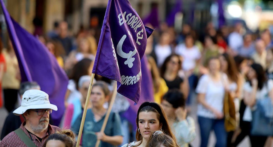 Miles de personas han salido este viernes a las calles en las principales localidades de Gipuzkoa para protestar por la libertad provisional de los cinco miembros de 'La Manada', que ya han abandonado la cárcel.