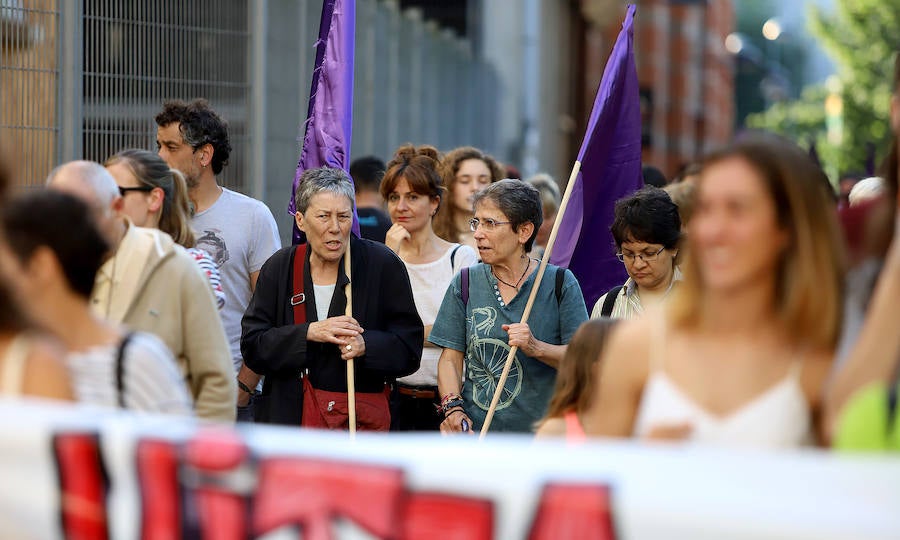 Miles de personas han salido este viernes a las calles en las principales localidades de Gipuzkoa para protestar por la libertad provisional de los cinco miembros de 'La Manada', que ya han abandonado la cárcel.